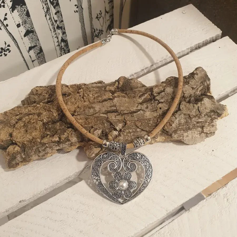 Collier Coeuria en liège, un bijou doux au cœur délicat – Image 2